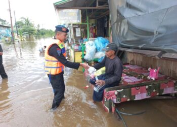 Satbrimob Polda Kalteng Evakuasi dan Distribusi Bantuan Banjir di Murung Raya