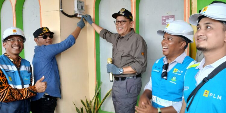 Tiga Desa di Barito Timur Nikmati Listrik PLN Perdana