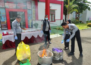 Rutan Tamiang Layang Musnahkan Barang Sitaan Hasil Razia