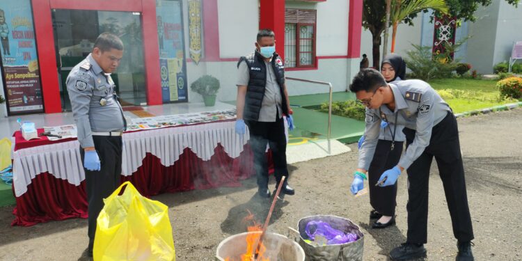 Rutan Tamiang Layang Musnahkan Barang Sitaan Hasil Razia