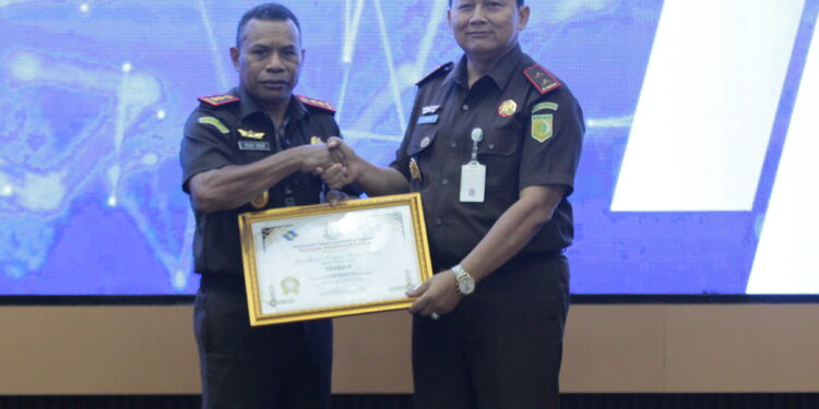 Kejari Bartim Raih Penghargaan Satuan Kerja Terbaik di Kalimantan Tengah