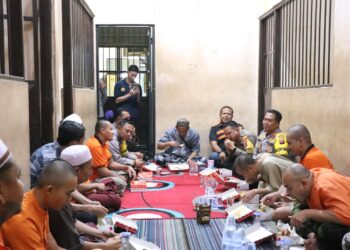 Kapolres Bartim Berbagi, Makan Siang Bersama Tahanan