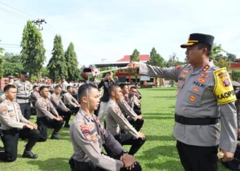Kapolres Bartim Pimpin Upacara Tradisi Penyambutan Perwira dan Bintara Baru