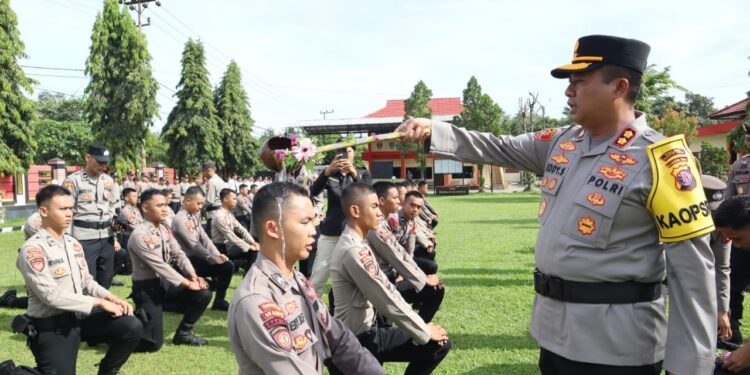 Kapolres Bartim Pimpin Upacara Tradisi Penyambutan Perwira dan Bintara Baru