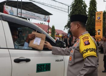 Kapolres Barito Timur Bagi Takjil Gratis untuk Pengendara Melintas