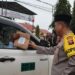 Kapolres Barito Timur Bagi Takjil Gratis untuk Pengendara Melintas
