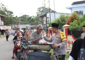 Bahagia, Warga Ampah Dapat Takjil Gratis dari Kapolres Bartim