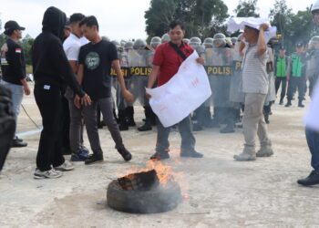 Polres Bartim “Panaskan Mesin”! Latihan Simulasi Penanganan Unjuk Rasa Bikin Lapangan Bergetar