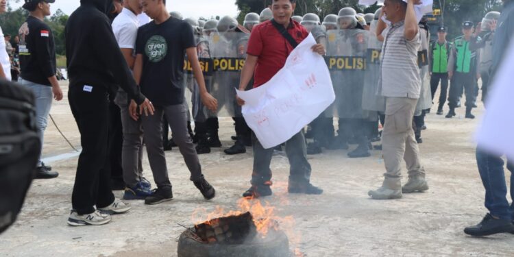 Polres Bartim “Panaskan Mesin”! Latihan Simulasi Penanganan Unjuk Rasa Bikin Lapangan Bergetar