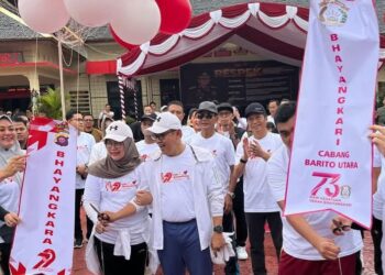 Semarak Hari Bhayangkara ke-79, Pj Bupati Barito Utara Ikuti Jalan Sehat Bersama Masyarakat