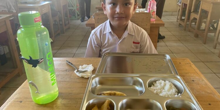 Pemkab Barito Timur Luncurkan Program Makan Bergizi untuk Pelajar: 2.500 Porsi Dibagikan di Hari Pertama