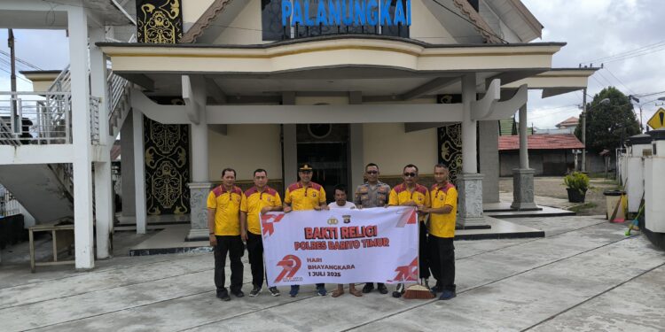 Gereja GKE Palanungkai Ikut Dibersihkan dalam Bakti Religi Polsek Dusun Timur
