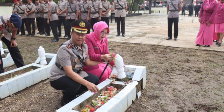 Polres Barito Timur Ziarah dan Tabur Bunga di TMP Bumi Satria Ampah Sambut Hari Bhayangkara ke-79