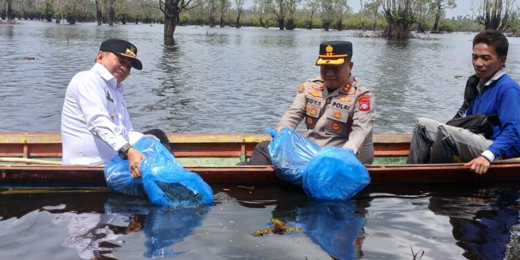 Restocking 30 Ribu Bibit Ikan di Danau Dayu, Bupati Yamin Dorong Pengembangan Ekowisata dan Kajian Ilmiah