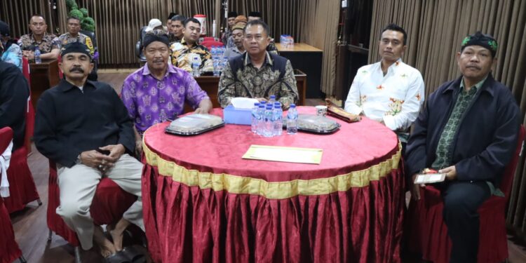 Polres Bartim Gelar Nobar Wayang Kulit Bersama Masyarakat dan Tokoh Daerah