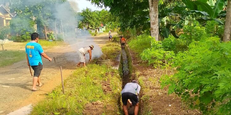 Warga Desa Sibung Gotong Royong Sambut HUT ke-80 Kemerdekaan RI