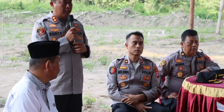 Kapolres Bartim Hadiri Acara Adat Pemalasan Tanah Pemakaman Bhayangkara Bangi Raya di Desa Sumur