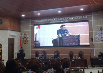 Wakil Ketua II DPRD Kapuas, Berinto, memimpin Rapat Paripurna ke-14 Masa Persidangan II Tahun Sidang 2025 di ruang rapat utama DPRD Kapuas, Selasa (1/7/2025).