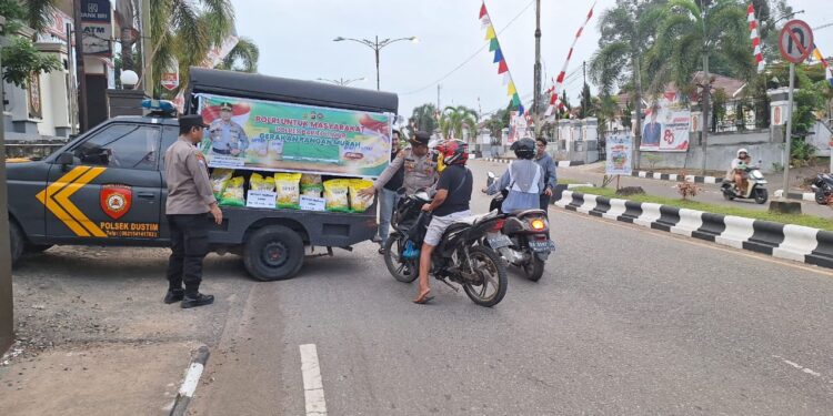 Beras Murah Diserbu Warga dalam GPM Polsek Dusun Timur