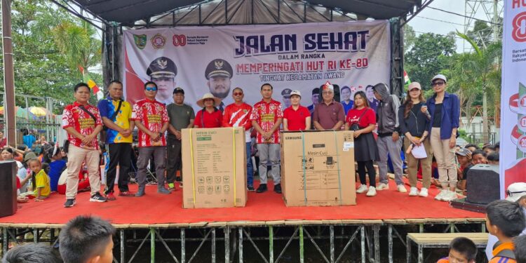 Jalan Sehat HUT ke-80 RI di Kecamatan Awang Meriah