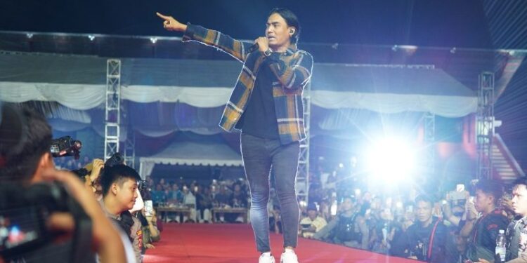 Lautan Penonton Padati Stadion Willy M Yoseph! Puncak Harjad ke-23 Murung Raya Pecah Bersama Charly Vanhouten dan Artis Dayak
