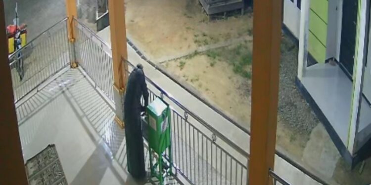 CCTV Rekam Aksi Pencuri Bobol Kotak Amal Masjid Ustman Bin Affan Matabu