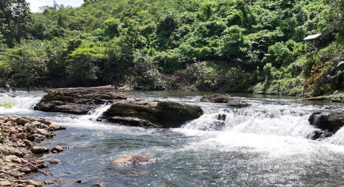 Wisata Batu Notok di Desa Cangkang, Murung Raya, Kalimantan Tengah dengan aliran deras di tengah hutan tropis