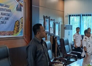 Ketua DPRD Bartim Sampaikan Selamat kepada Staf Ahli Bupati dan Kades PAW Banyu Landas
