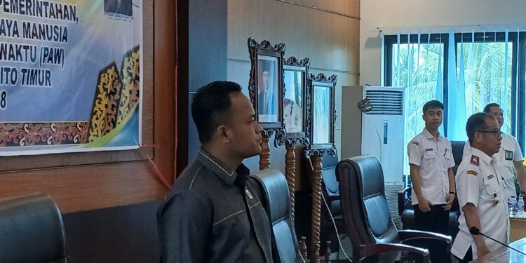 Ketua DPRD Bartim Sampaikan Selamat kepada Staf Ahli Bupati dan Kades PAW Banyu Landas