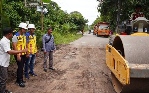 Bupati Ahmad Rifa’i Tinjau Perbaikan Jalan Strategis di Pulang Pisau