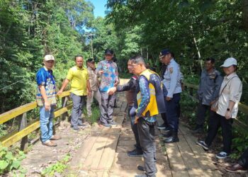 Ketua DPRD Bartim Dampingi Bupati Yamin Tinjau Infrastruktur Jembatan Rusak di Dusun Tengah