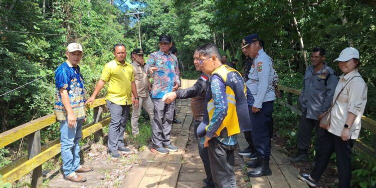 Ketua DPRD Bartim Dampingi Bupati Yamin Tinjau Infrastruktur Jembatan Rusak di Dusun Tengah