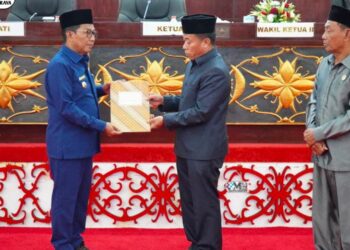 Paripurna DPRD Murung Raya: Dua Raperda Disetujui, RAPBD Perubahan 2025 Resmi Diserahkan