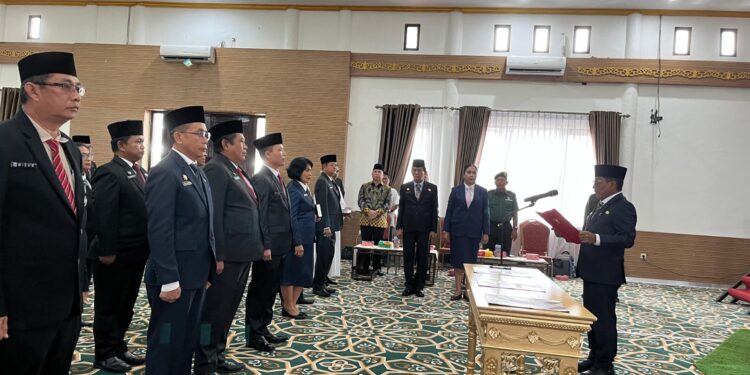 Bupati Murung Raya Heriyus melantik 15 pejabat eselon II di Aula Rumah Jabatan Bupati, Sabtu (20/9/2025).
