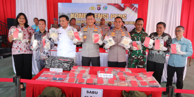 Kapolda Kalteng Irjen Pol Iwan Kurniawan saat konferensi pers kasus narkoba 46,7 kg sabu di Polres Lamandau.