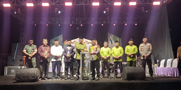 Bupati Barito Timur M. Yamin, menutup MTQ XI di Desa Sibung, Kecamatan Raren Batuah, dengan Kecamatan Dusun Tengah meraih juara umum.