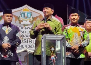 Kafilah Kecamatan Dusun Tengah menerima piala juara umum MTQ XI Kabupaten Barito Timur di Desa Sibung.