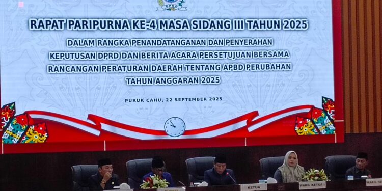 Ketua DPRD Murung Raya, Rumiadi, memimpin rapat paripurna ke-IV masa sidang III Tahun 2025.