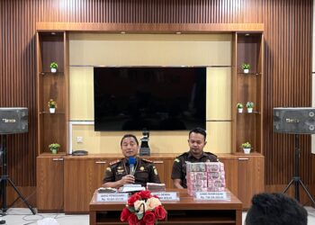 Kajari Barito Timur Rahmad Isnaini, dan Kasi Intel Sodiq Suksamana Hadi, menunjukkan setoran Rp803 juta sebelum disetor ke kas negara.