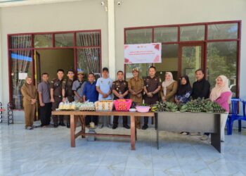 Kajari Bartim, Rahmad Isnaini, dan Kepala Seksi Intelijen Sodiq Suksamana Hadi, bersama pengurus Koperasi Desa Merah Putih Matabu saat penetapan koperasi binaan.