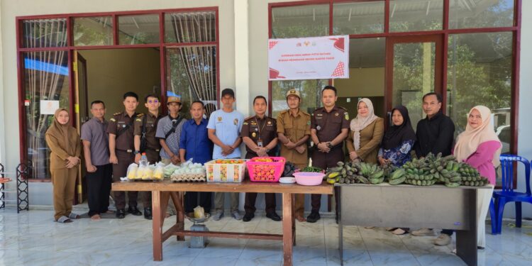 Kajari Bartim, Rahmad Isnaini, dan Kepala Seksi Intelijen Sodiq Suksamana Hadi, bersama pengurus Koperasi Desa Merah Putih Matabu saat penetapan koperasi binaan.