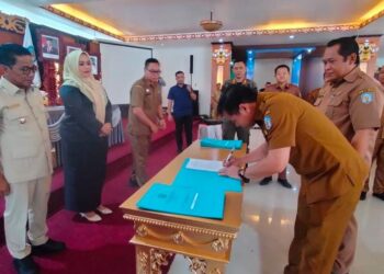 • Bupati Murung Raya Heriyus menyaksikan prosesi penandatanganan berita acara Sertijab Pejabat Pimpinan Tinggi Pratama.