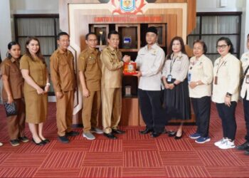 Plt. Sekda Murung Raya Sarwo Mintarjo menerima kunjungan Komisi Informasi Provinsi Kalimantan Tengah di ruang kerjanya.