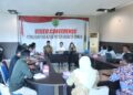 Asisten I Setda Bartim Ari Panan P. Lelu memimpin pertemuan dengan Komisi Informasi Kalteng di Ruang Rapat Wakil Bupati Barito Timur.