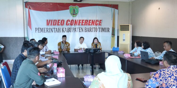 Asisten I Setda Bartim Ari Panan P. Lelu memimpin pertemuan dengan Komisi Informasi Kalteng di Ruang Rapat Wakil Bupati Barito Timur.