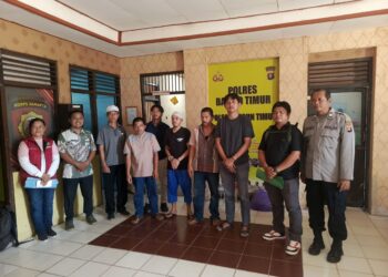 Pelaku NR didampingi keluarga dan petugas sebelum dirujuk ke RSJ Kalawa Atei Palangka Raya.