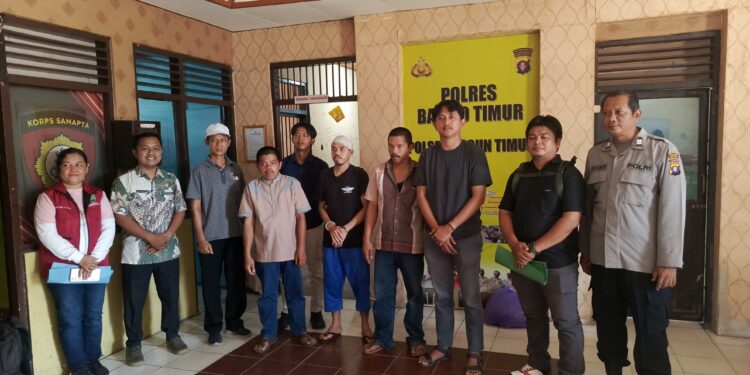 Pelaku NR didampingi keluarga dan petugas sebelum dirujuk ke RSJ Kalawa Atei Palangka Raya.