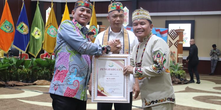 Bupati Bartim Terima Penghargaan dari Kejagung RI atas Pencegahan Penyimpangan Dana Desa