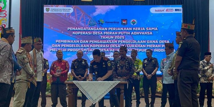 Wakil Bupati Murung Raya Rahmanto Muhidin bersama pejabat nasional menghadiri penandatanganan PKS Jaksa Garda Desa dan Koperasi Adhyaksa di Aula Jayang Tingang, Palangka Raya.