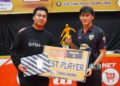 Anggota DPRD Murung Raya, Fredrich D. Yoga, menyerahkan piagam dan penghargaan.